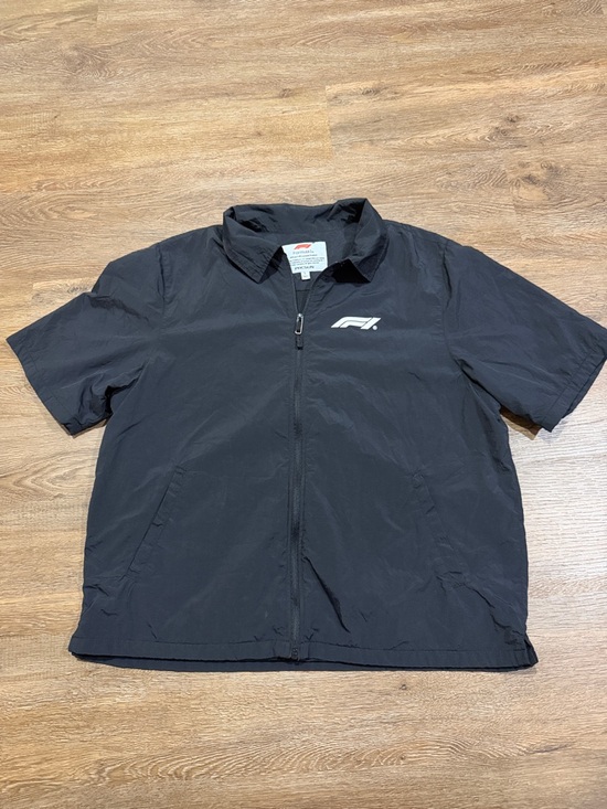 Formula 1 x PacSun Recycled Team Zip Black Short-Sleeve Windbreaker Shirt - Picture 3 of 9